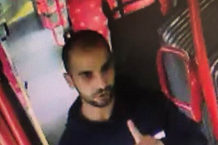 Ilustračný obrázok k článku Neznámy páchateľ dobil spolucestujúceho v autobuse. Polícia prosí o pomoc