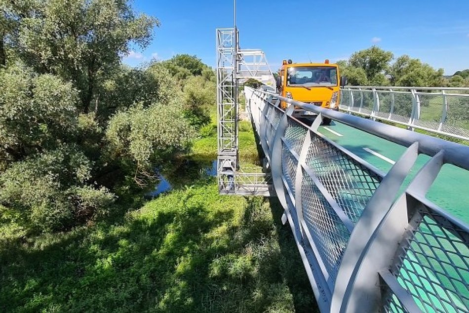 Ilustračný obrázok k článku Vodičovi kamióna, ktorý chcel prejsť cez cyklomost, hrozí  väzenie