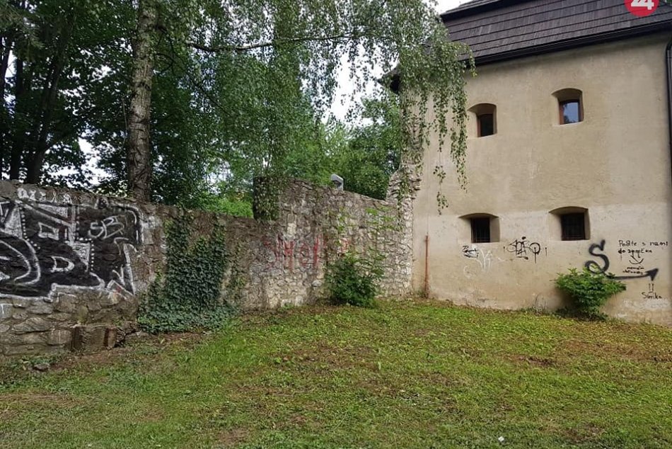 Ilustračný obrázok k článku Pohľad na zaplakanie: Toto po sebe zanechali vandali v areáli Múzea SNP, FOTO