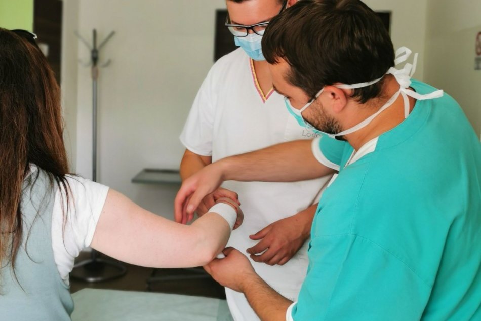 Ilustračný obrázok k článku Hryziaca pacientka aj napadnutie: Čomu čelia zdravotníci zo zvolenského urgentu?