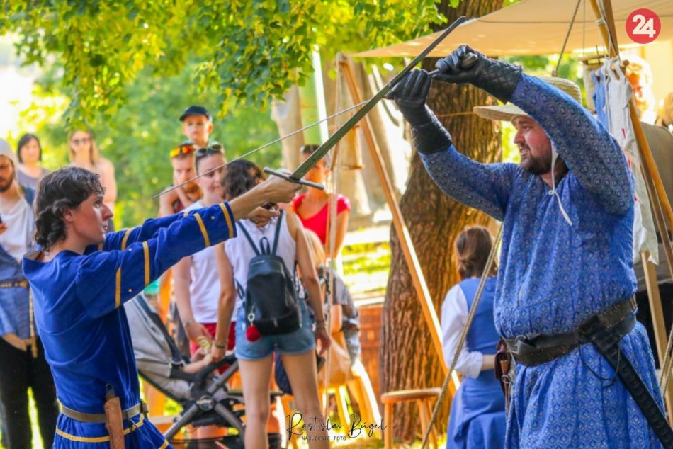 Ilustračný obrázok k článku Leto na Nitrianskom  hrade pokračuje: Poteší premietanie aj šermiari