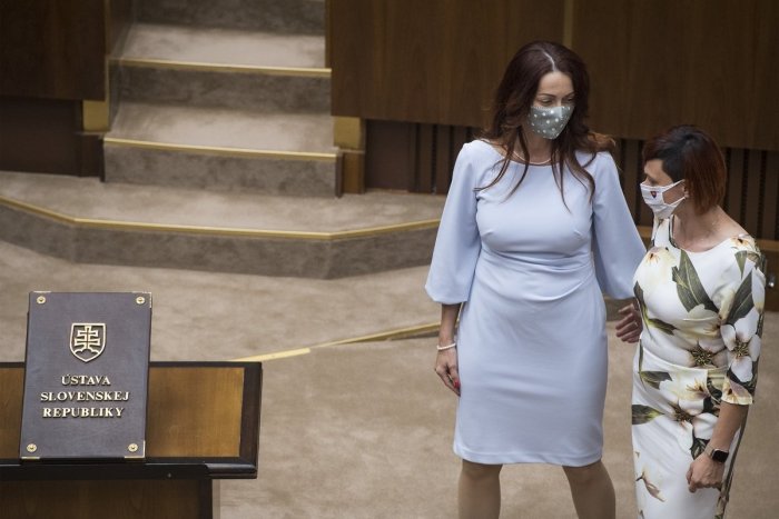 Ilustračný obrázok k článku Sľub je za nimi, práca pred nimi: Parlament má 2 nové poslankyne