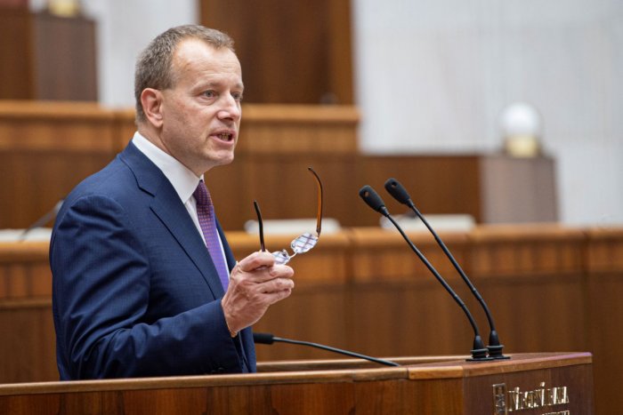 Ilustračný obrázok k článku B. Kollár: Tipos mal reklamy vo Fun rádiu aj v minulosti, opozícia klame