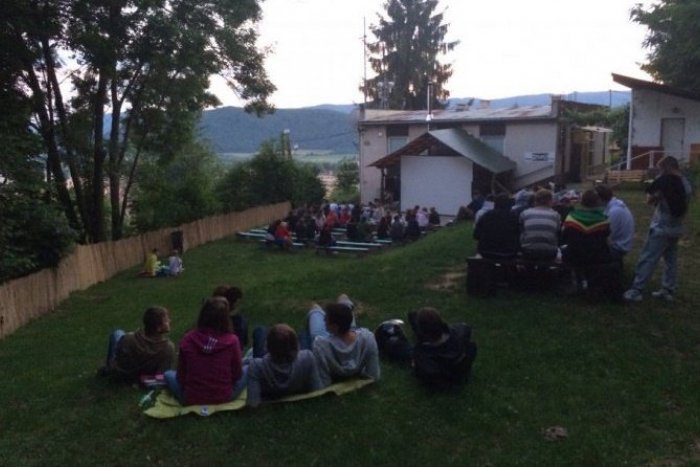 Ilustračný obrázok k článku Neopakovateľná atmosféra priamo pod holým nebom: Spúšťa sa letné kino