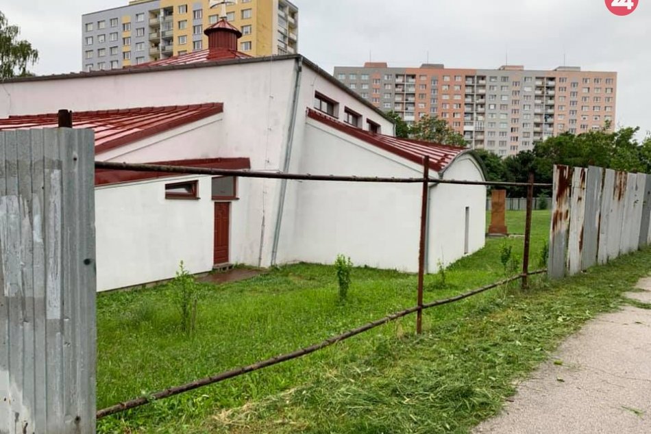 Ilustračný obrázok k článku Neuveriteľné! Ohyzdný plechový plot špatil okolie 26 rokov!, FOTO