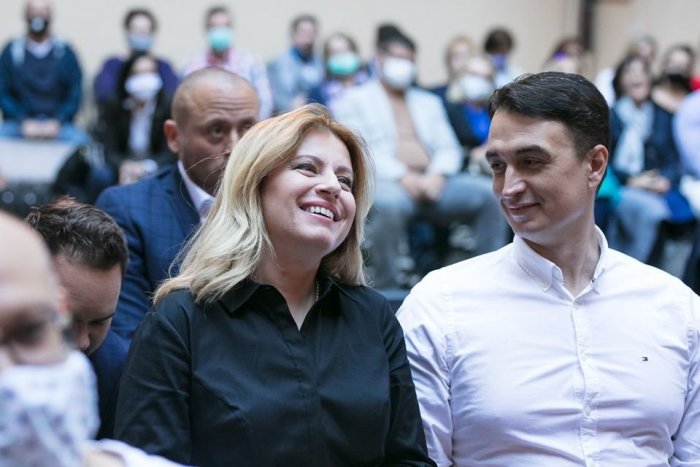 Ilustračný obrázok k článku Prezidentka a jej partner si užívali kultúru v centre mesta. Aha, ako im to svedčí