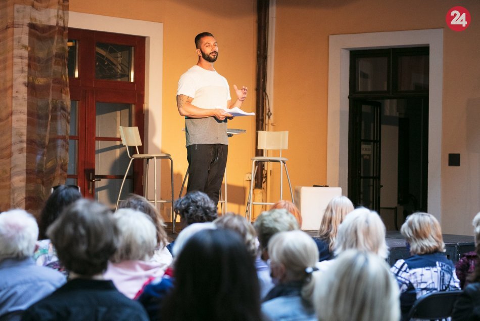 Ilustračný obrázok k článku Do tohto divadla bolo vždy ťažké zohnať lístky: Teraz bude hrať celé leto na nádvorí v centre mesta