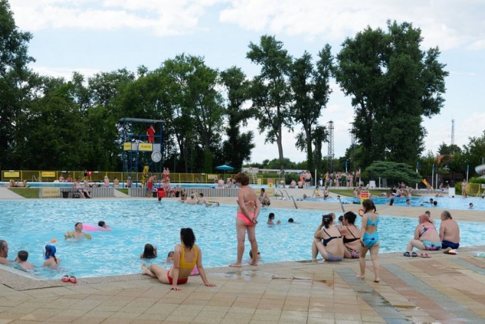 Ilustračný obrázok k článku Horúce dni lákajú k vode: Nitrianske kúpalisko sa zapĺňa, FOTO