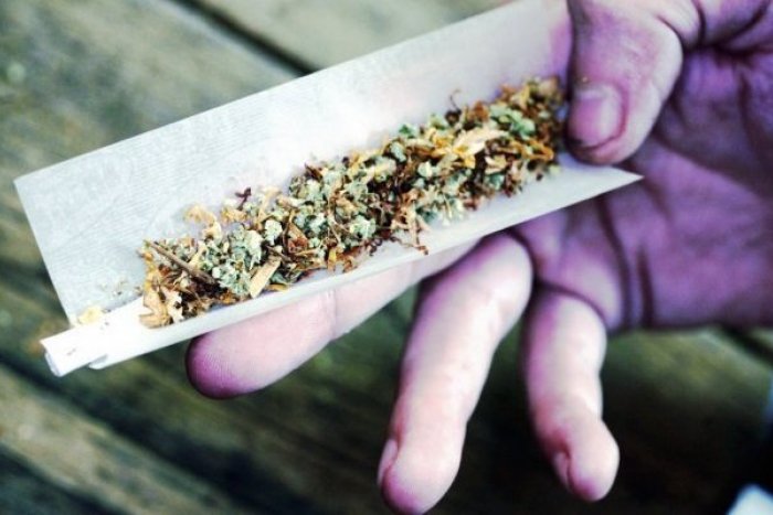 Ilustračný obrázok k článku Drogy v Michalovskom okrese? Obvineniu čelia 3 osoby, je medzi nimi aj mladík