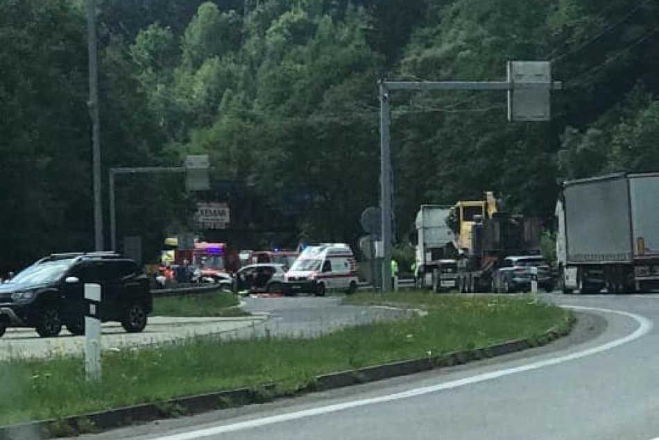 Ilustračný obrázok k článku Čelná zrážka áut v Bystrici: Záchranári ratujú 4 zranených, FOTO