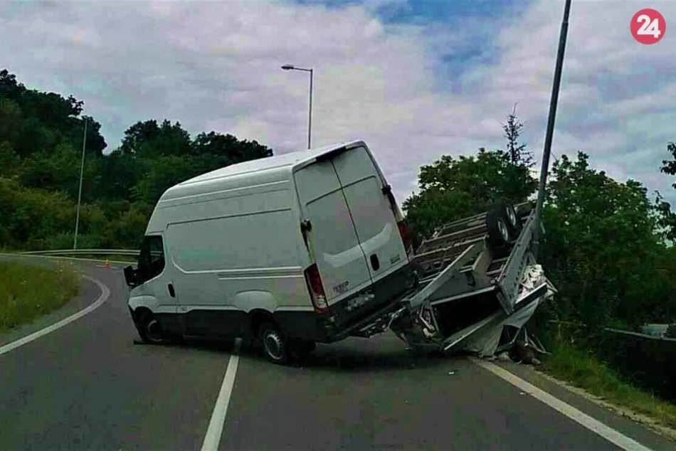 Ilustračný obrázok k článku Dodávka s 19 nádobami zablokovala cestu: Únik acetylénu v Považskej, FOTO