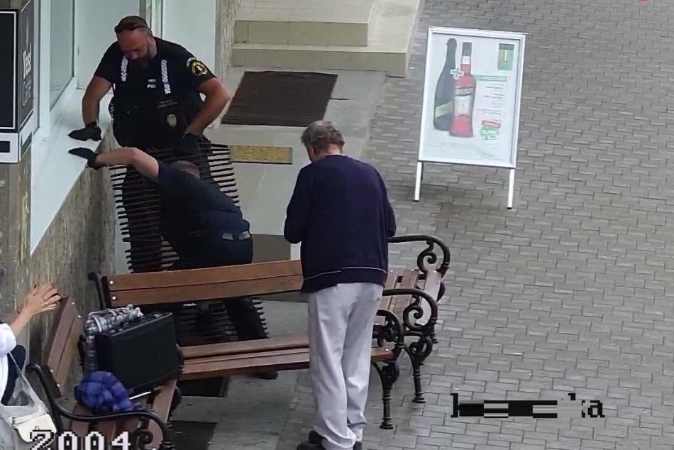 Ilustračný obrázok k článku Nevšedný zásah zvolenských mestskáčov: Z hlbokej šachty zachraňovali mobil, FOTO