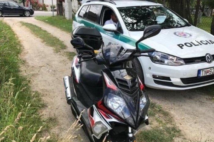 Ilustračný obrázok k článku Jazda bez prilby to začala, odhalili však viac: Motorkára (63) to vyjde draho