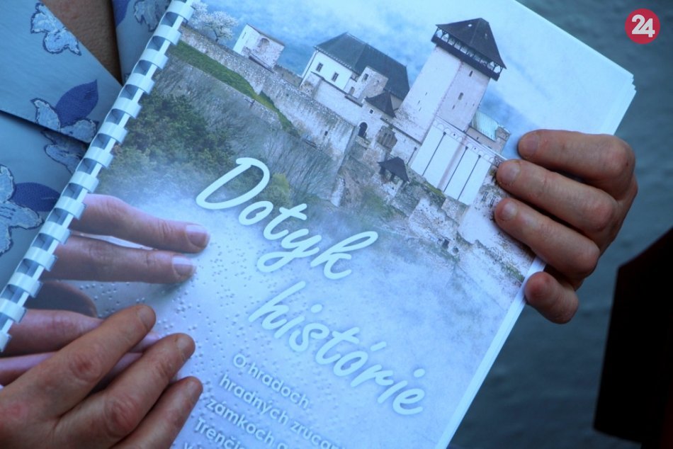 Ilustračný obrázok k článku Predstavili špeciálnu brožúrku: Prevádza dominantami Trenčianskeho kraja, FOTO