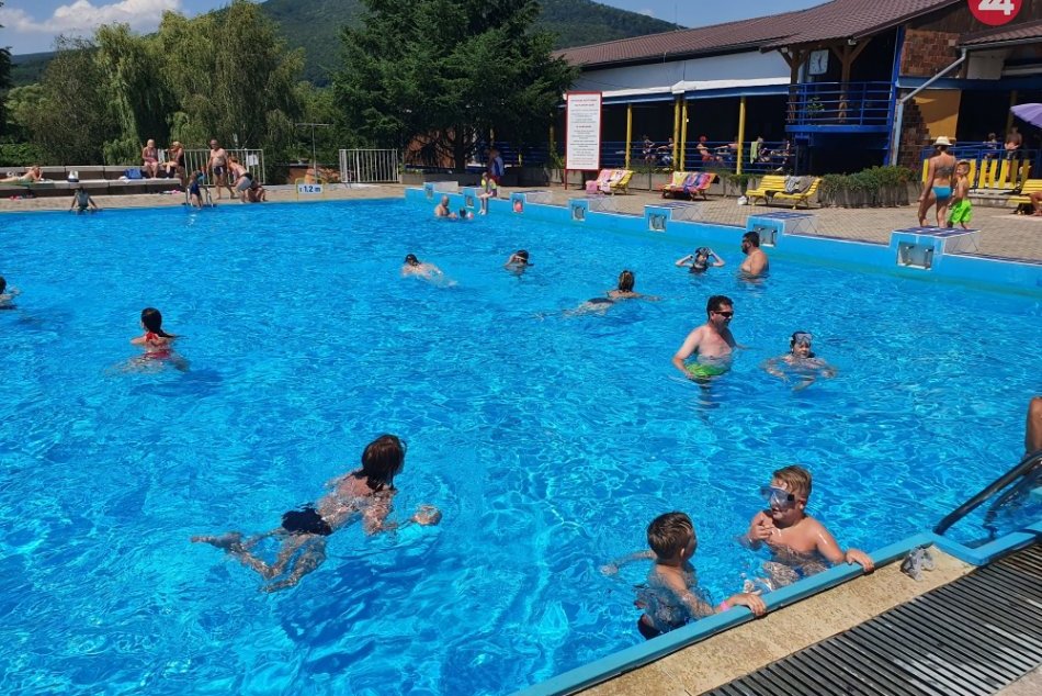 Ilustračný obrázok k článku Kúpalisko v Rožňave otvorilo svoje brány: Prvý deň ho navštívili stovky ľudí, FOTO