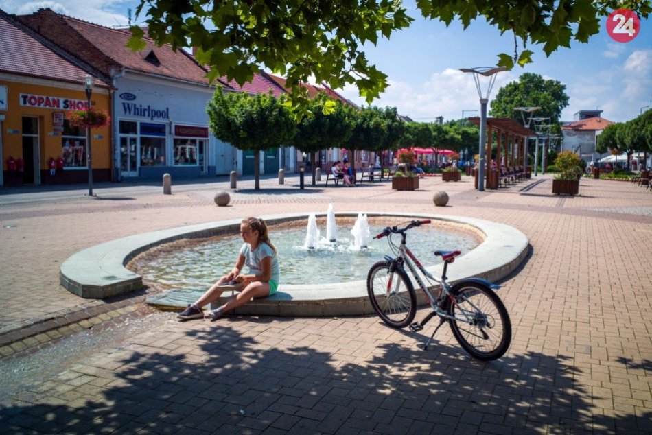 Ilustračný obrázok k článku Autobusom za vzdelaním: V Štúrove budú deti cestovať do školy zadarmo