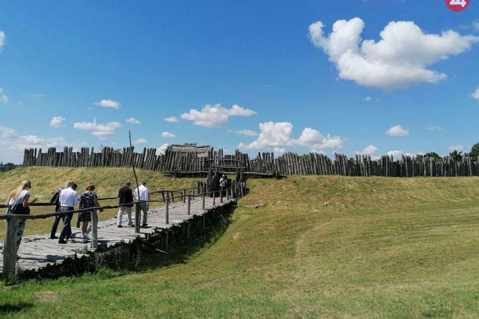 Ilustračný obrázok k článku Koľajnice vedú až do praveku, odvezte sa historickým vlakom do minulosti, FOTO