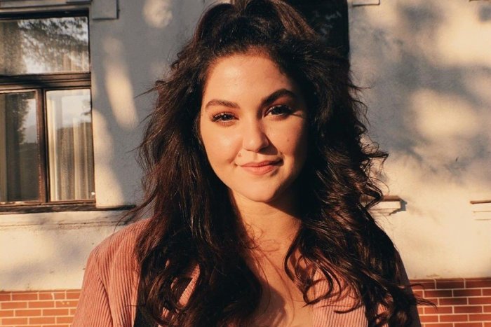 Ilustračný obrázok k článku Celeste Buckingham bojuje s tým, ako vyzerá a odkazuje: Hodnota ľudí nie je o ich váhe!