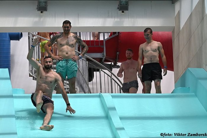 Ilustračný obrázok k článku Hádzanári boli na Delni: V bazénoch si to užíval najmä Brazílčan Pacheco, FOTO