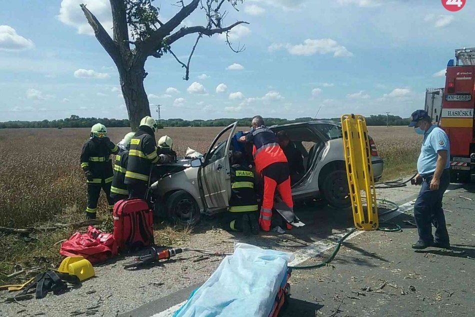 Ilustračný obrázok k článku Auto vrazilo do stromu a začalo horieť: Zraneného vodiča previezol vrtuľník, FOTO