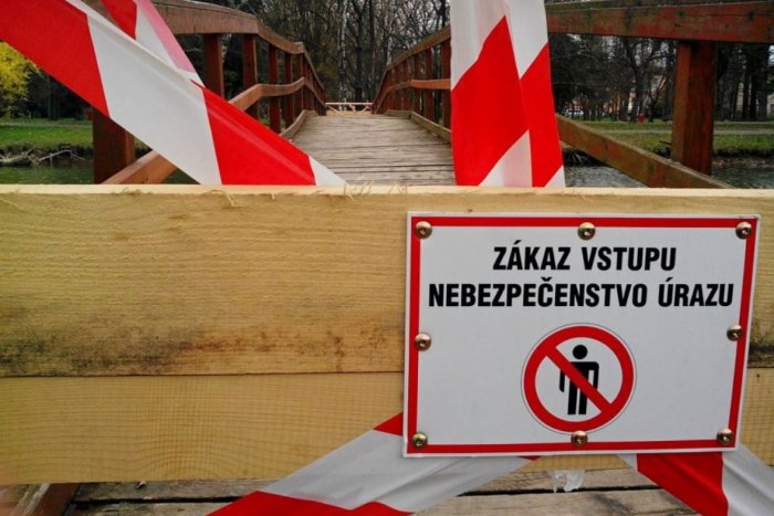 Ilustračný obrázok k článku Lávka v parku je opäť v zlom stave: Mesto ju uzavrelo