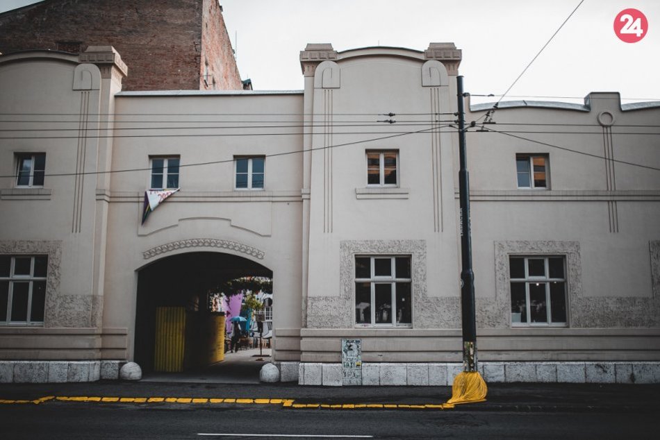 Ilustračný obrázok k článku Prečo je pred Tabačkou rozliata žltá farba, plechovka a štetec?, FOTO