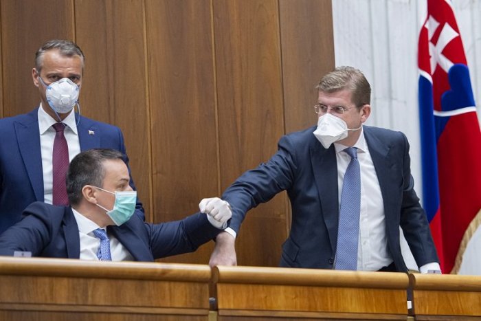 Ilustračný obrázok k článku Fico, Raši a Tomáš kritizujú vládny balíček, hovoria o marketingu a klamstve