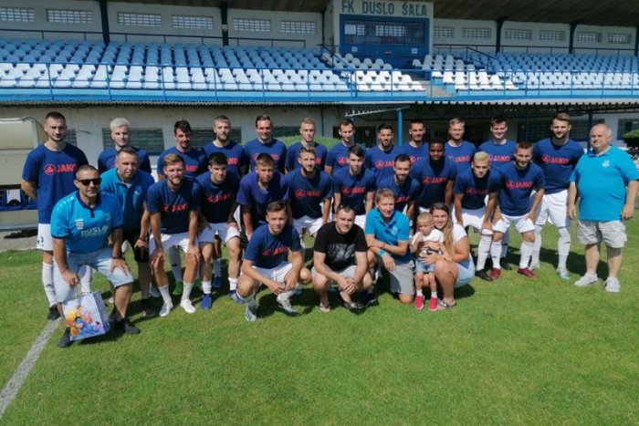 Ilustračný obrázok k článku Ďalšia zbierka pre malého Sebiho: Chlapcovej rodine pomohli šalianski futbalisti