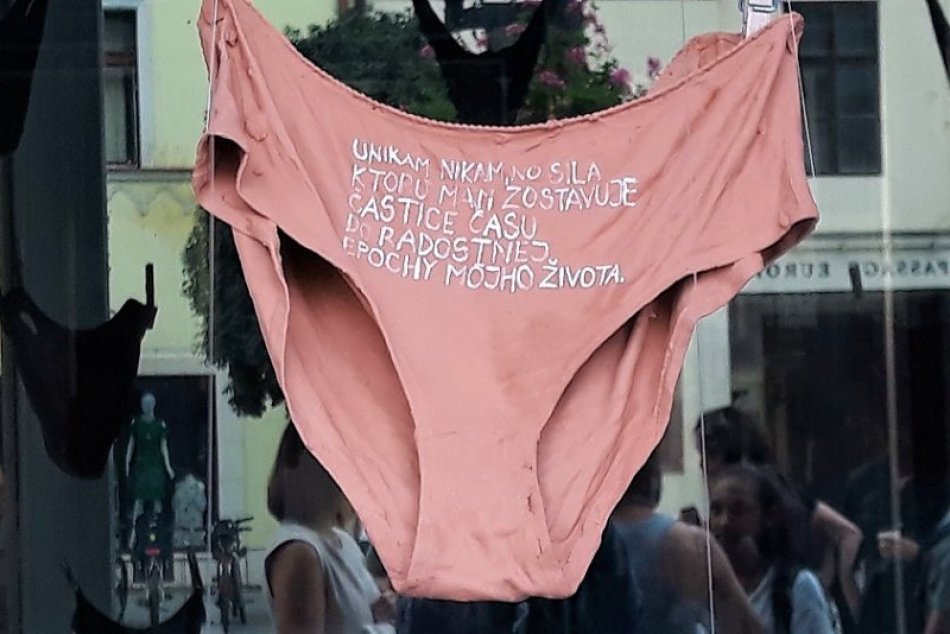 Ilustračný obrázok k článku Kuriózna výstava v centre Trnavy: Autorka sa pohrala s nohavičkami