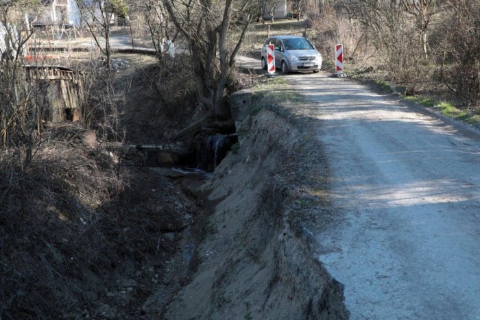Ilustračný obrázok k článku Mimoriadna situácia je zrušená, oprava zničených ciest stála státisíce eur