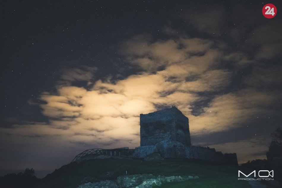 Ilustračný obrázok k článku Zo Šarišského hradu ju vidno dokonale: FOTOGALÉRIA kométy Neowise v plnej kráse