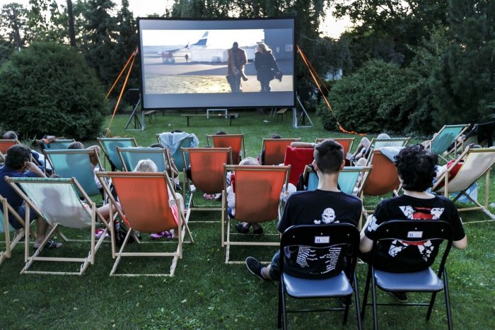 Ilustračný obrázok k článku Do Nitry prichádza ďalšie letné KINO: Pod hviezdami si užijeme skvelé KOMÉDIE