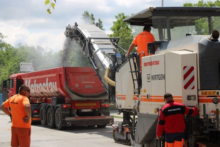 Ilustračný obrázok k článku Začínajú frézovať posledný úsek ciest: POZOR na obmedzenia v prevádzke autobusov