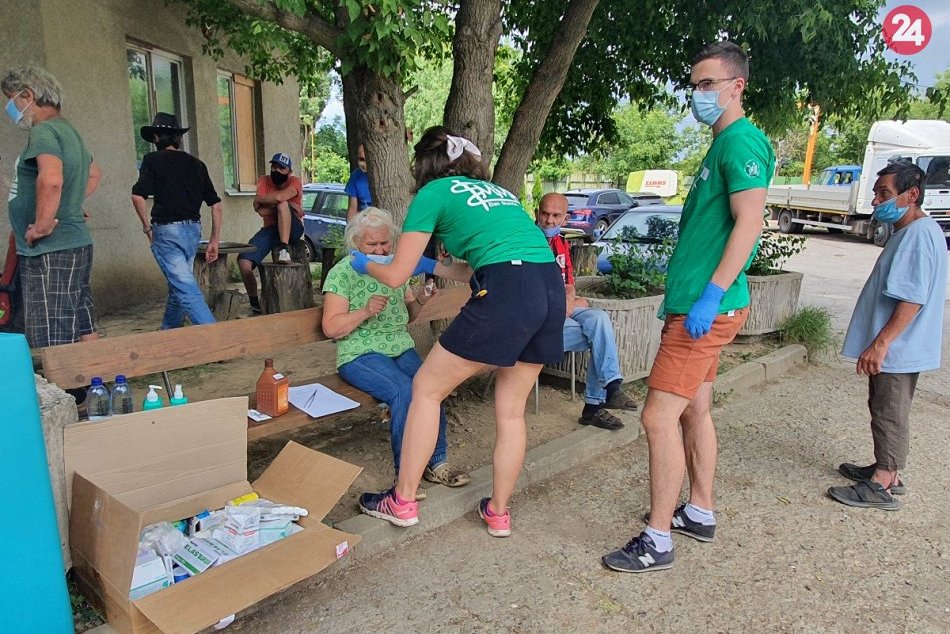 Ilustračný obrázok k článku Bezdomovcov v Bernátovciach vyšetroval aj profesor Krčméry, teraz sa k lekárom nedostanú, FOTO