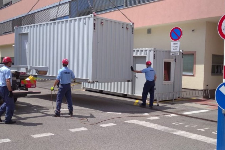 Ilustračný obrázok k článku FOTO: Vzorky na koronavírus odoberajú pred ďalšou bratislavskou nemocnicou