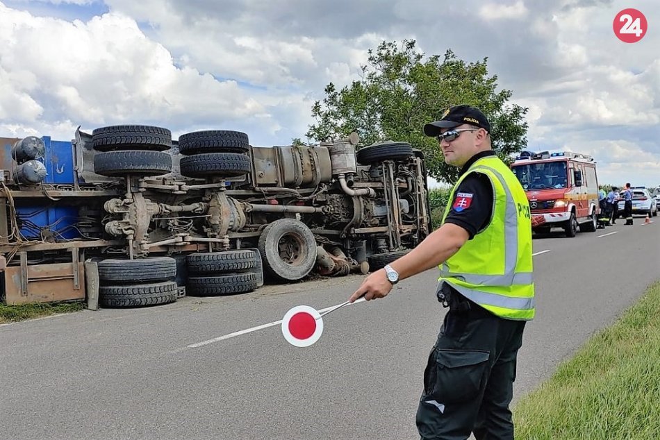 Ilustračný obrázok k článku Za Trnavou sa prevrátil nákladiak!, FOTO