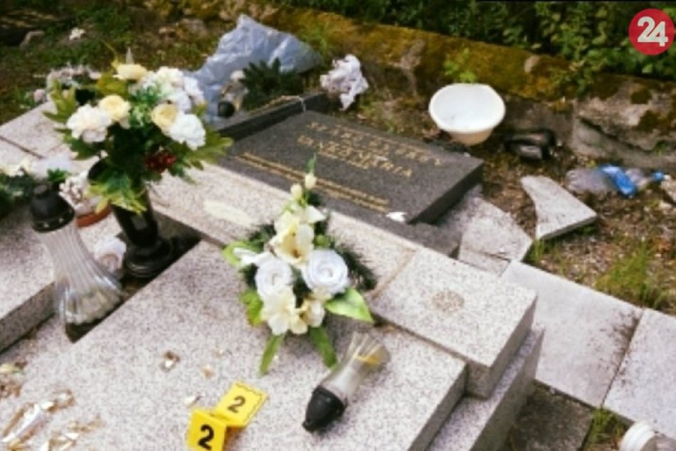 Ilustračný obrázok k článku Odporný útok vandalov! Po ich vyčíňaní zostala na cintoríne spúšť