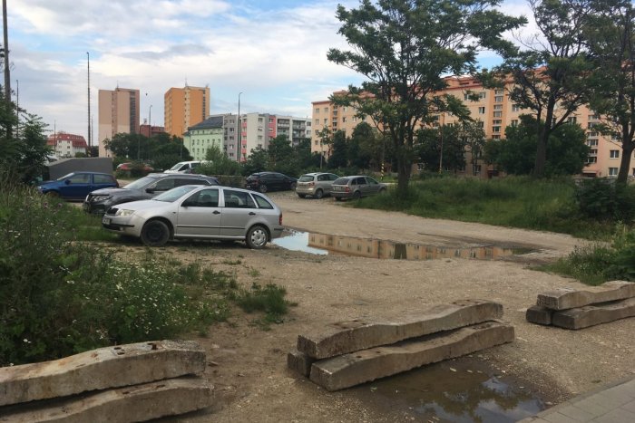 Ilustračný obrázok k článku Filiálne nádražie je bezpečnejšie. K dokonalosti však chýba zrušenie nelegálneho parkoviska