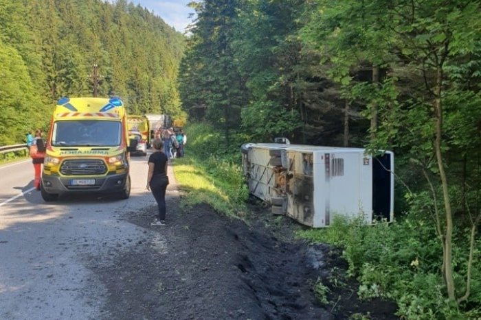 Ilustračný obrázok k článku Na ceste sa prevrátil autobus s 27 deťmi: Zranilo sa 5 osôb, FOTO