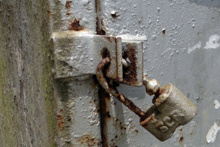 Ilustračný obrázok k článku Komu patria opustené garáže v Starom Meste? Radnica vyzýva ich majiteľov