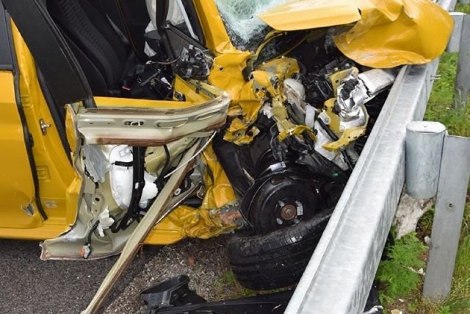 Ilustračný obrázok k článku Hrozivo vyzerajúca nehoda pri Brusne: Mladík prišiel o vodičák, FOTO