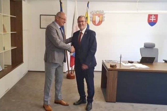 Ilustračný obrázok k článku Poslanec Marcel Mihalik v Šali: Čo bolo cieľom jeho návštevy?