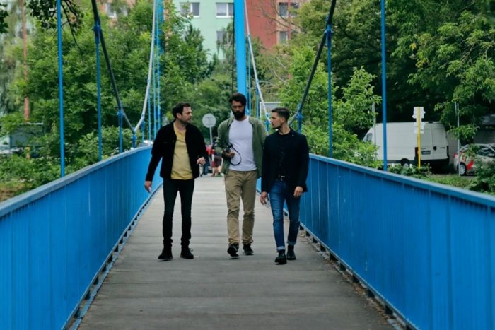 Ilustračný obrázok k článku Vo Vrakuni sa nakrúcal seriál. Radi vyjdeme v ústrety aj Hollywoodu, odkazuje starosta