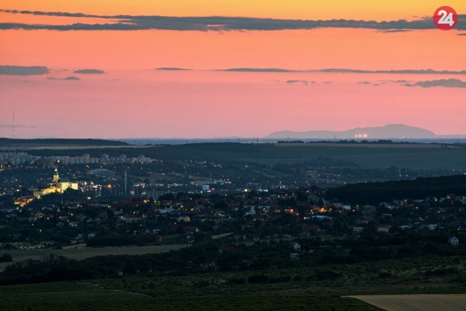 Ilustračný obrázok k článku To sa len tak nevidí: Večerná Nitra, Pyramída a Alpy na jednej FOTO