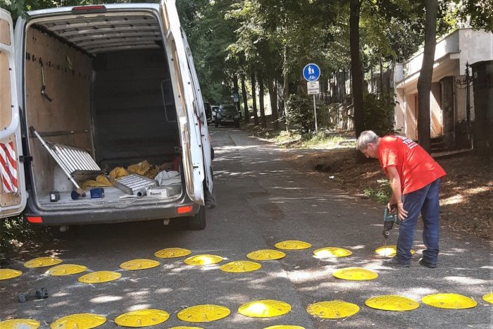 Ilustračný obrázok k článku Hlbokú cestu pokryli žlté taniere. Na čo tam sú?