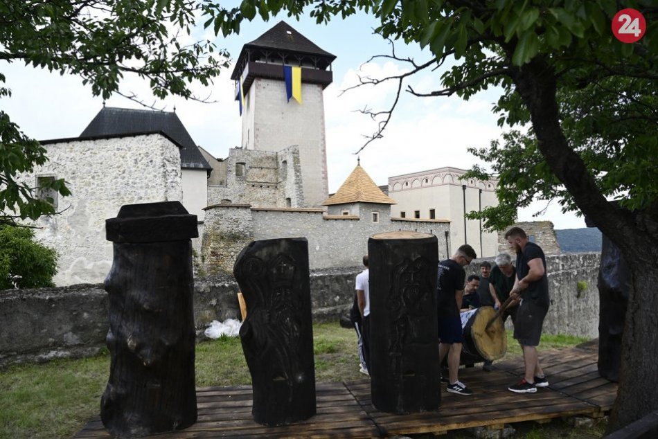 Ilustračný obrázok k článku Kauza z Trenčianskeho hradu: Hlas-SD o nekalej pomoci, ministerstvo vinu odmieta