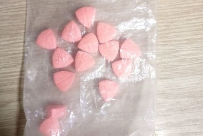 Ilustračný obrázok k článku Mladík (22) pri Považskej jazdil zo strany na stranu: Policajtom vysypal takéto priznanie