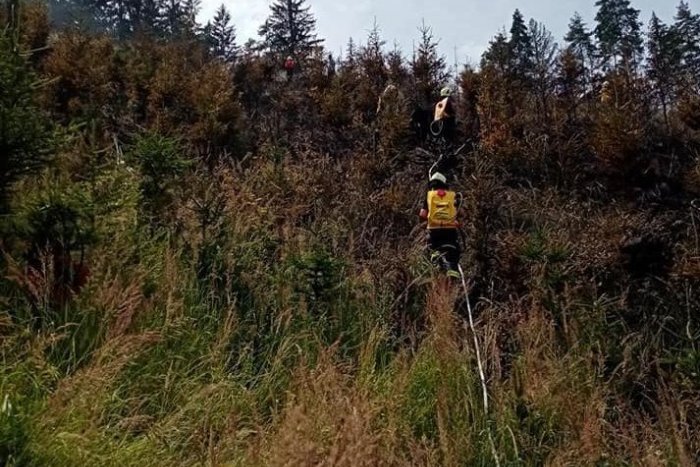 Ilustračný obrázok k článku Veľký požiar pri Bytči: Zasahujú desiatky hasičov v náročnom teréne, FOTO