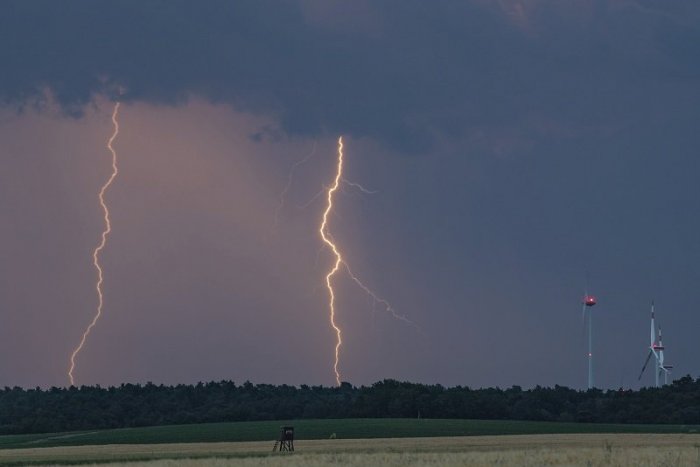 Ilustračný obrázok k článku Policajtov na štvorkolke zasiahol blesk, jedného z nich po rane až odhodilo