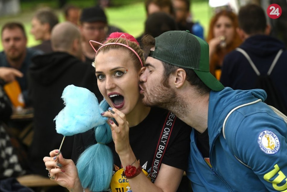 Ilustračný obrázok k článku Úžasná šou v Tužine: Zišlo sa veľa ľudí aj vďaka korone? FOTO